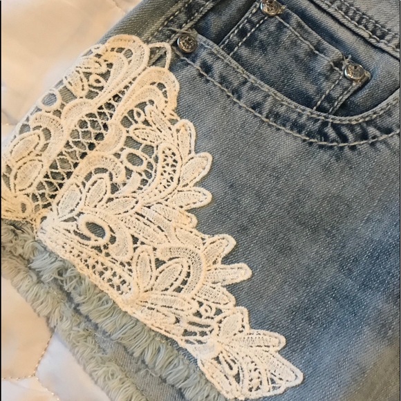Shyanne light wash size 28 Lace shorts - Picture 2 of 8